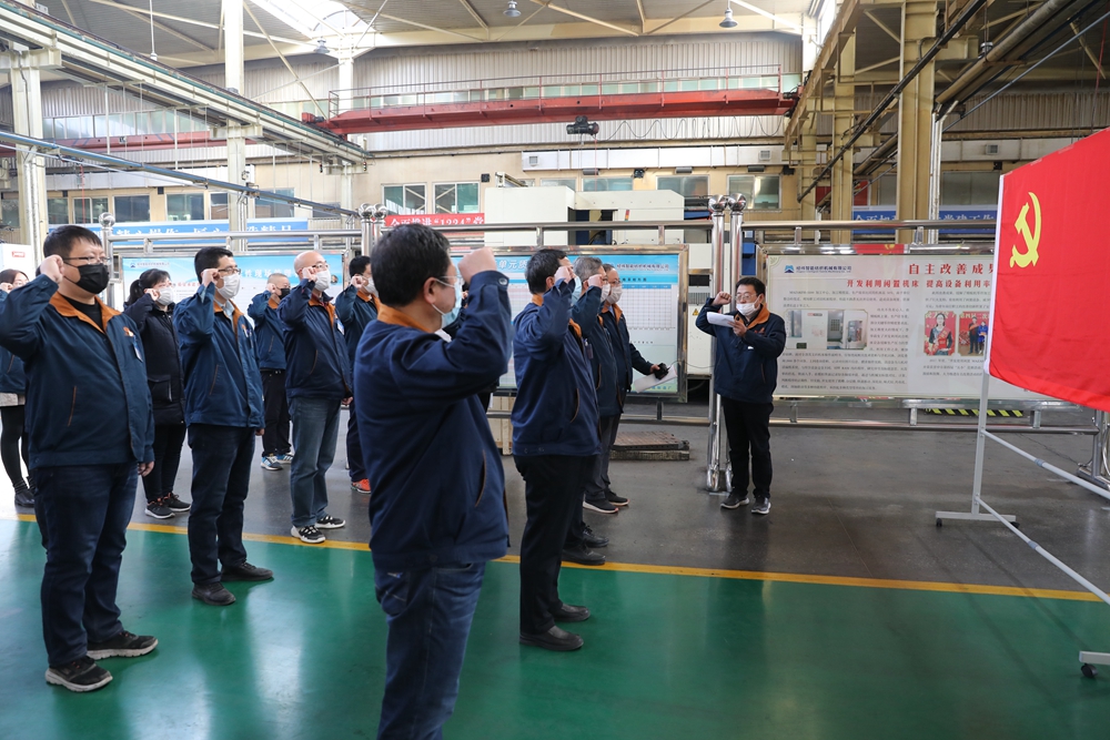 圖3： 2月21日，新成立的口罩機(jī)項(xiàng)目研發(fā)和生產(chǎn)兩個(gè)臨時(shí)黨支部在黨旗下誓師，勇于擔(dān)當(dāng)、不怕困難、全力以赴，堅(jiān)決完成攻堅(jiān)任務(wù)。1.jpg